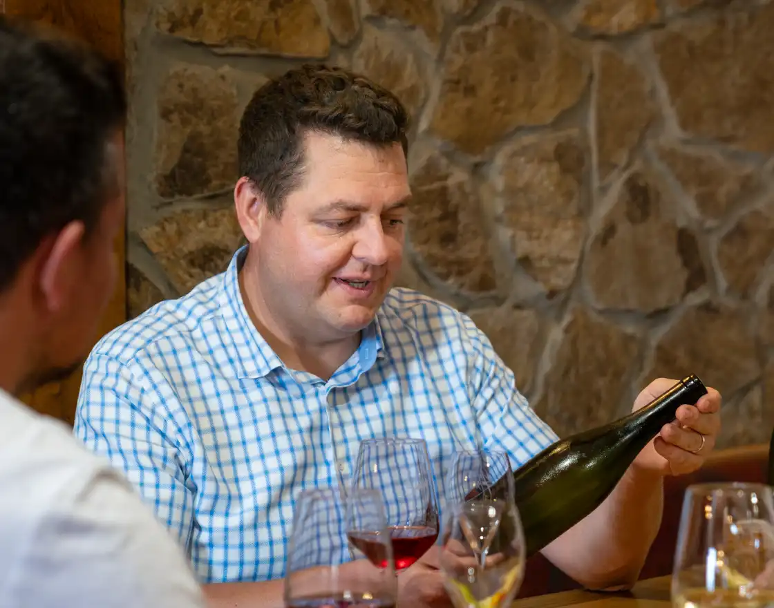 Predstavitev vina gostu v vinski kleti