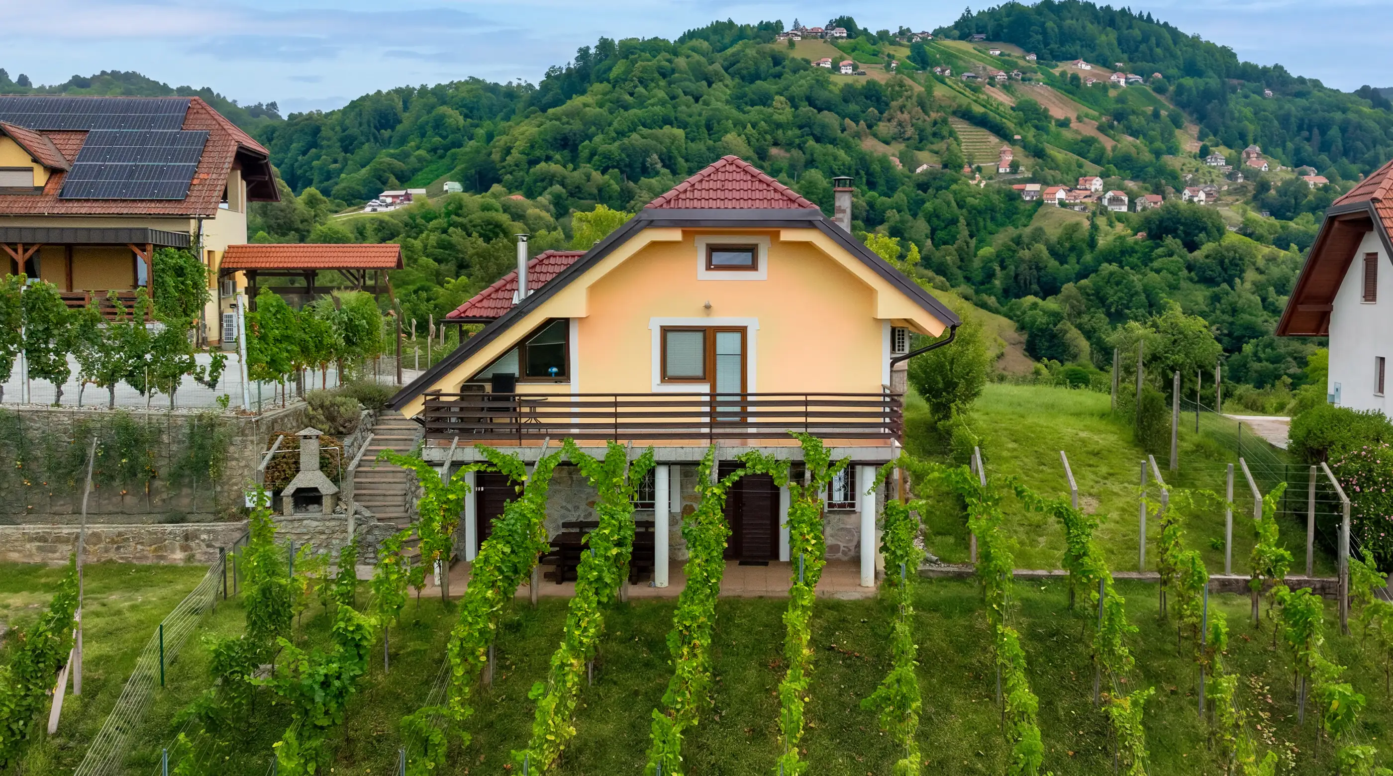 Zidanica Urban in okoliški dolenjski griči