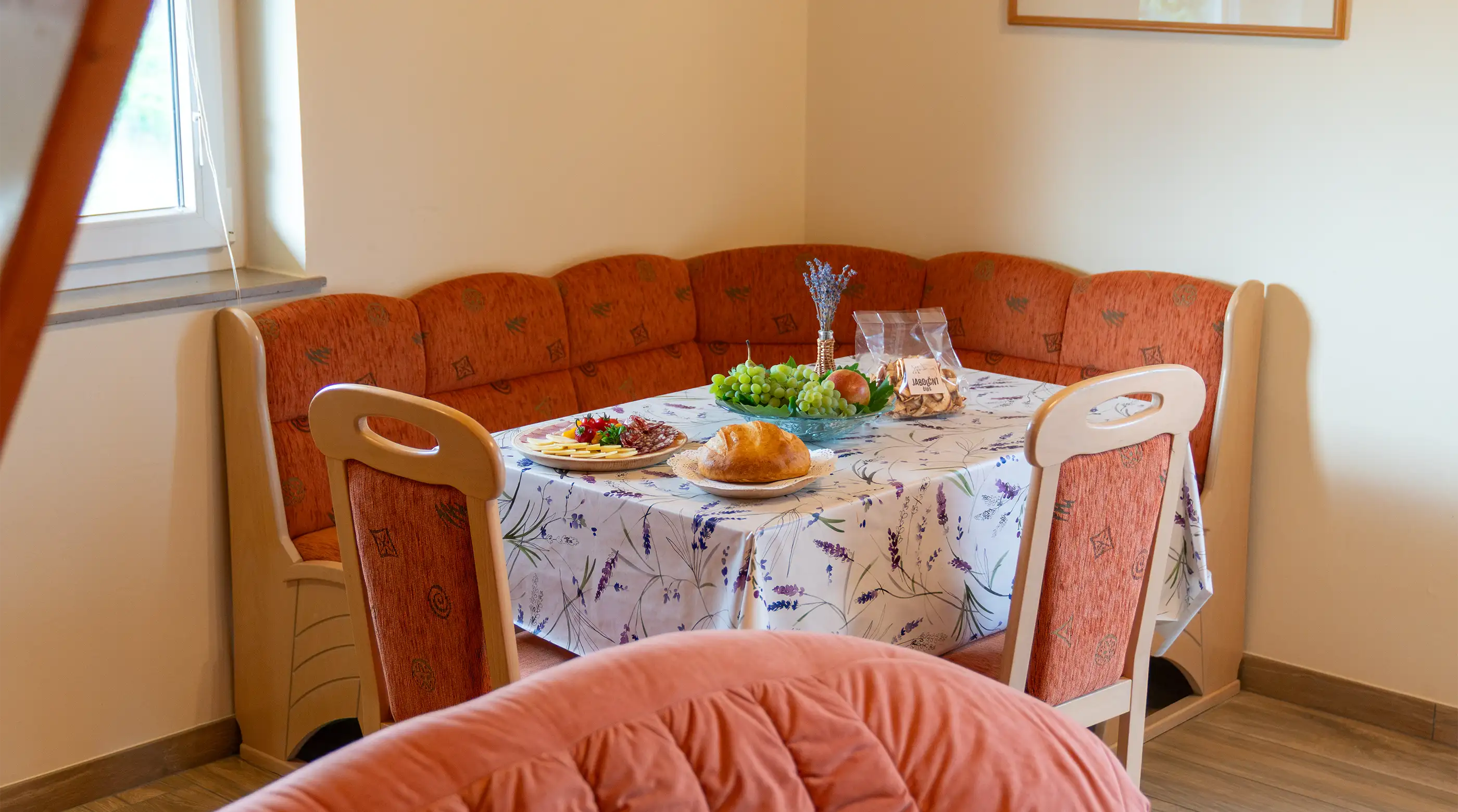 Pogled na posest Štolfa z zidanico Urban med vinogradi